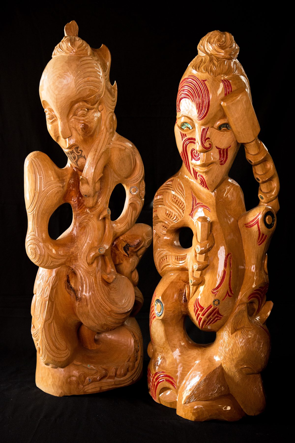 Niwareka and Rua, side by side: two figures carved from the halves of one log.
