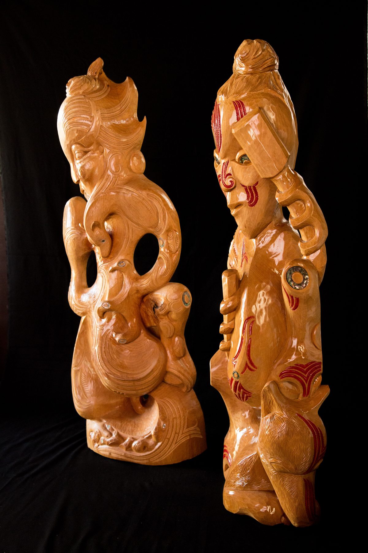 Niwareka and Rua, from the other side, the pale figure and the figure with red moko.