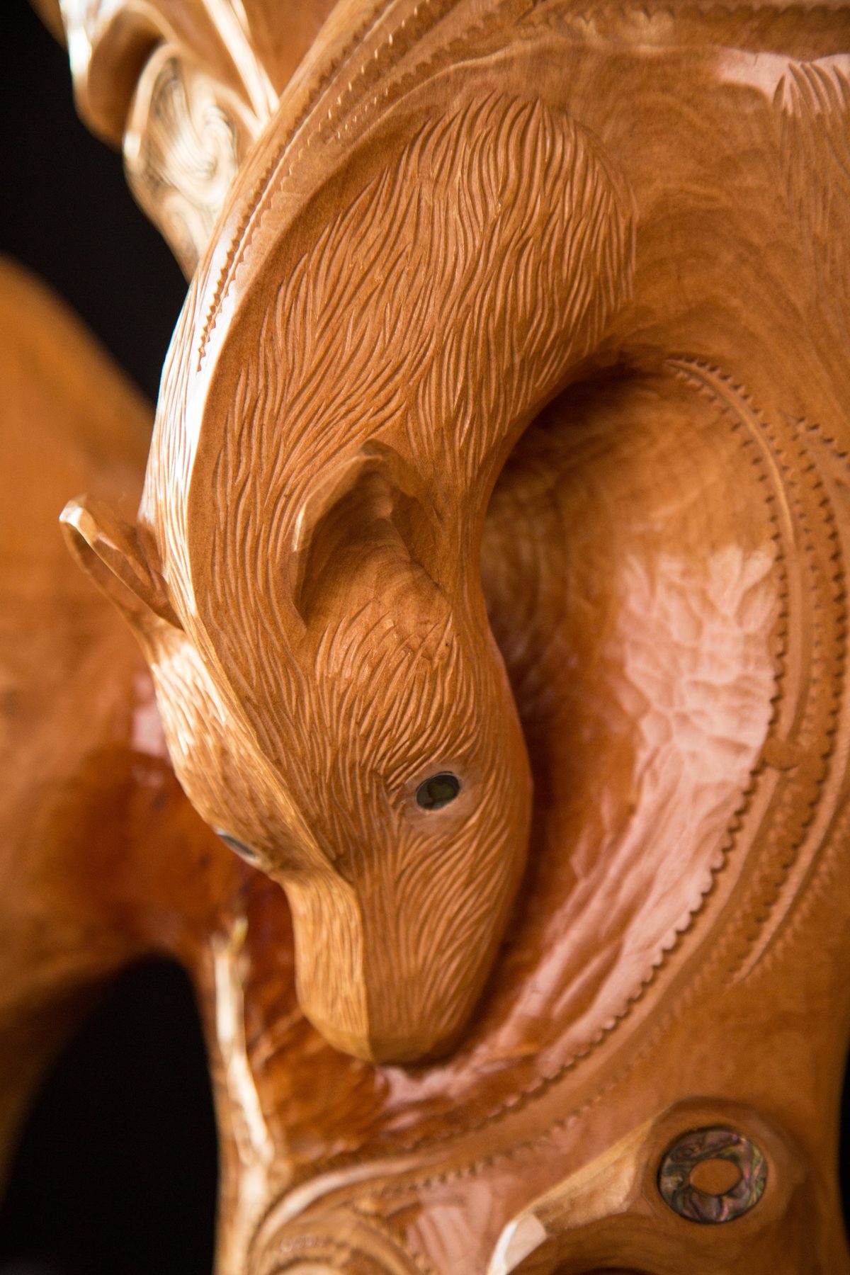 Niwareka: a manaia curving out of the body, close.