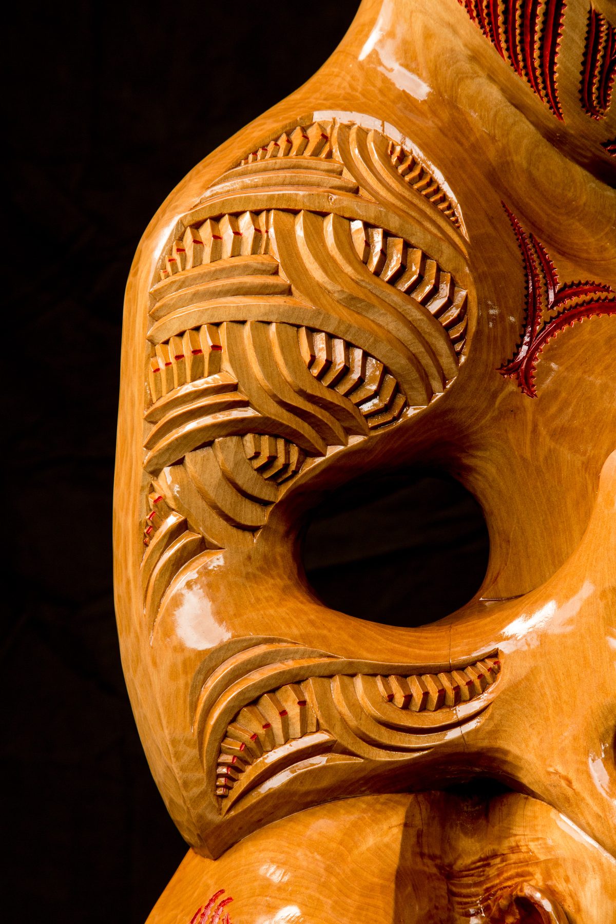 Rua: the carved body, close, where the chisel meets it.
