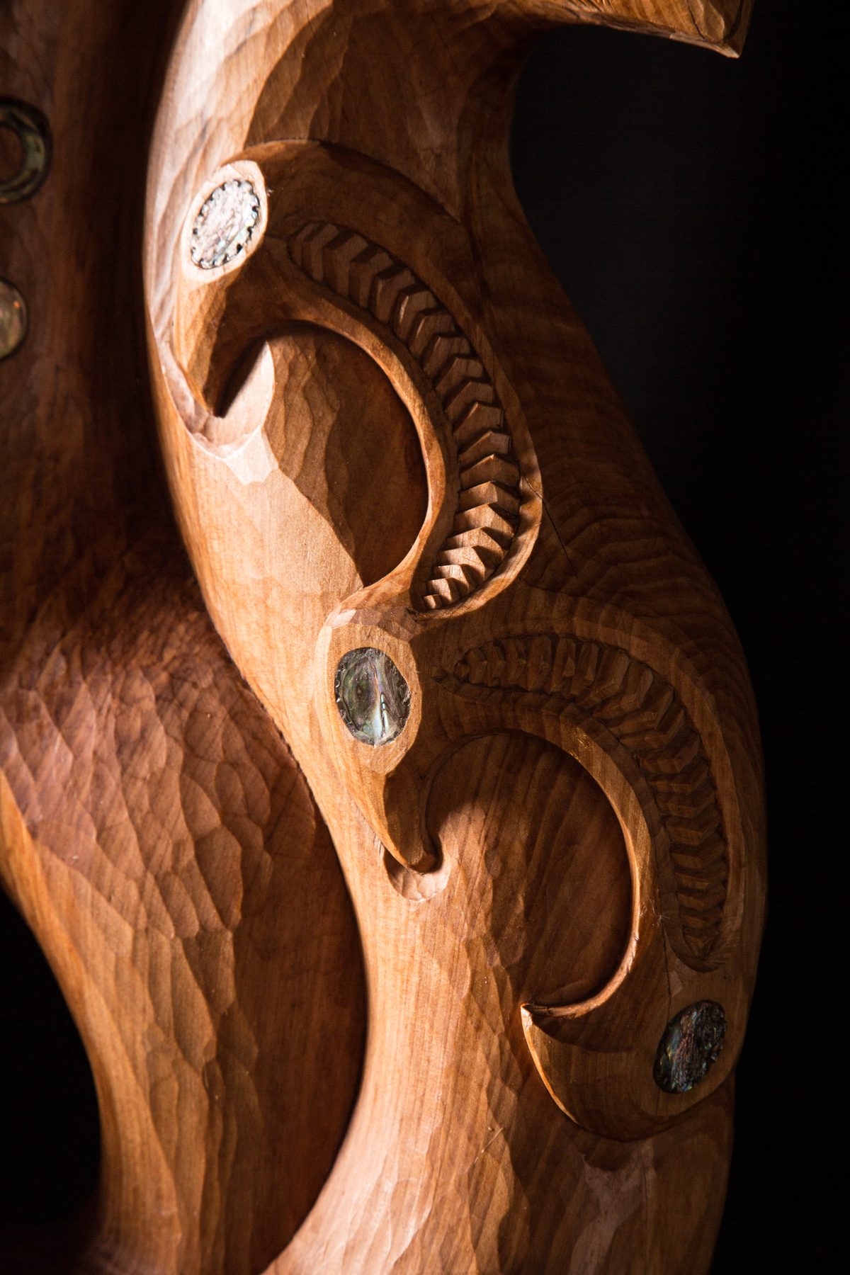 Te Ara Whakaiti: detail of the manu's wing and its pāua.