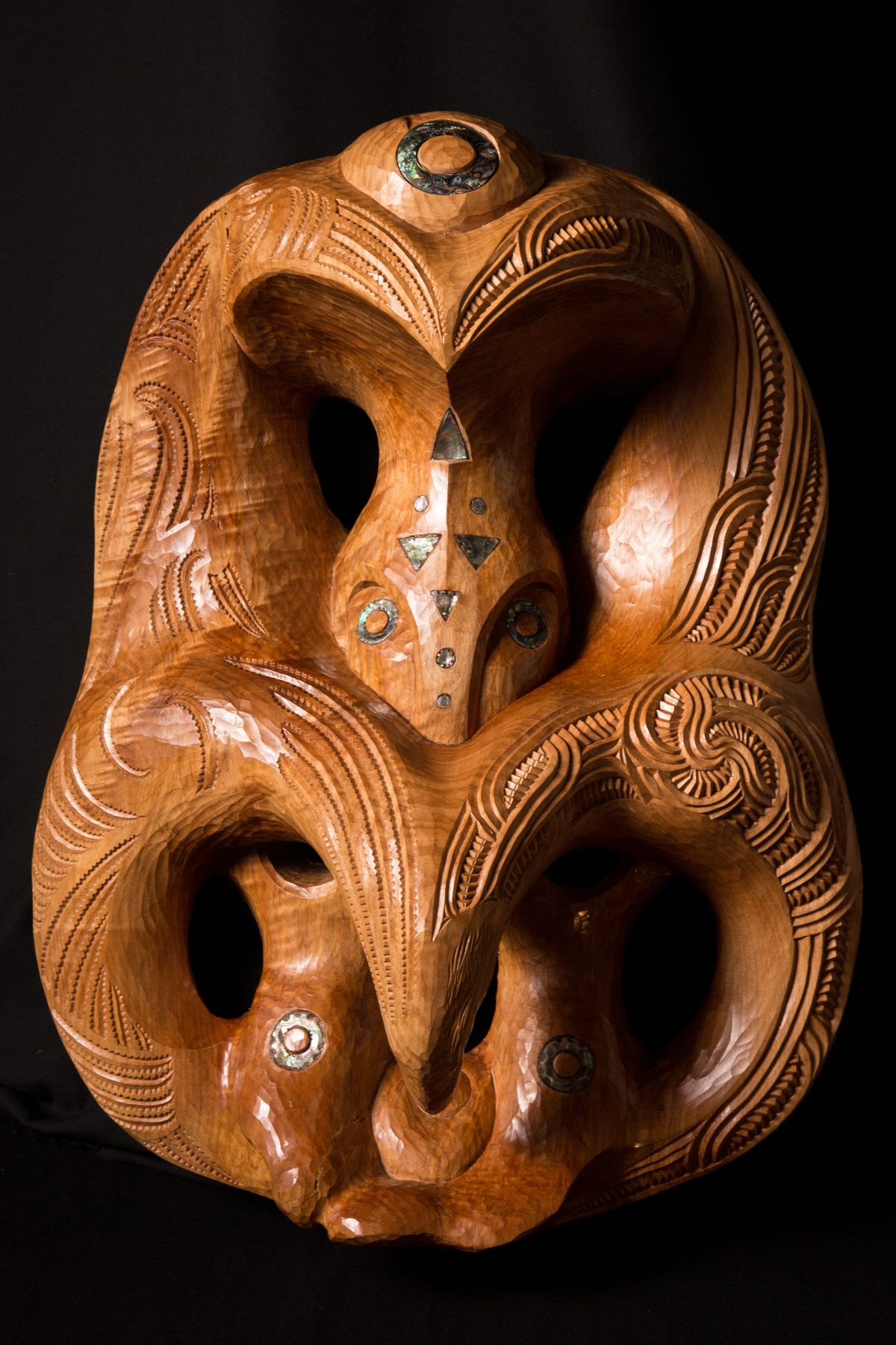 Tikitiki a Mata, from the front: a rounded form of manu folded into each other, eyes of pāua.