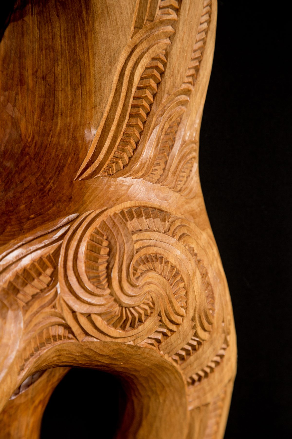Tikitiki a Mata: a spiral carved into the edge, close.